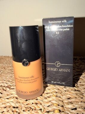 Giorgio Armani Luminous Silk Perfect Glow Flawless Foundation Shade 8.5
